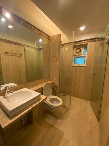 Team Area in 3 BHK Apartment at Khar West – for Rent