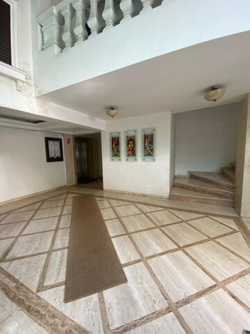 Room in 3 BHK Apartment at Khar West – for Rent