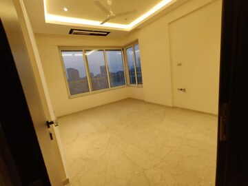 Room in 4 BHK Apartment at Resham Apartment, Bandra West – for Sale