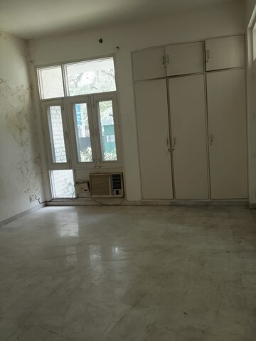 Room in 5 BHK Villa at Vasant Vihar – for Sale