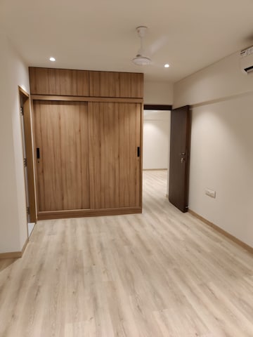 Room in 2 BHK Apartment at Bandra West – for Rent