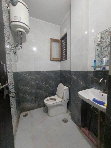 Bathroom in 2 BHK Builder Floor at Mayur Vihar Phase 1 Extension – for Rent