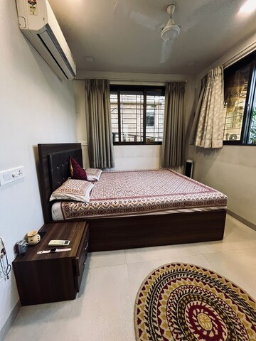 Bedroom in 1 BHK Apartment at Bandra West – for Rent