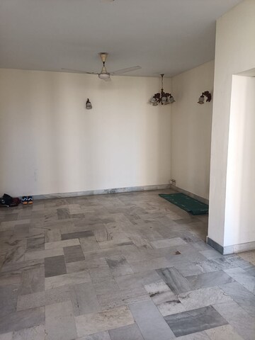 Room in 2 BHK Builder Floor at DLF Silver Oaks, Sector 26 – for Rent