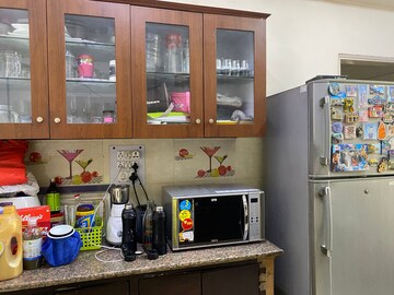 Furnished Amenities in 3 BHK Apartment at DLF Silver Oaks, Sector 26 – for Rent