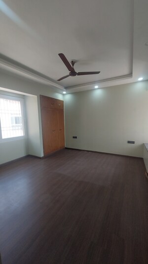 Room in 4 BHK Apartment at Mayur Vihar Phase 1 Extension – for Sale