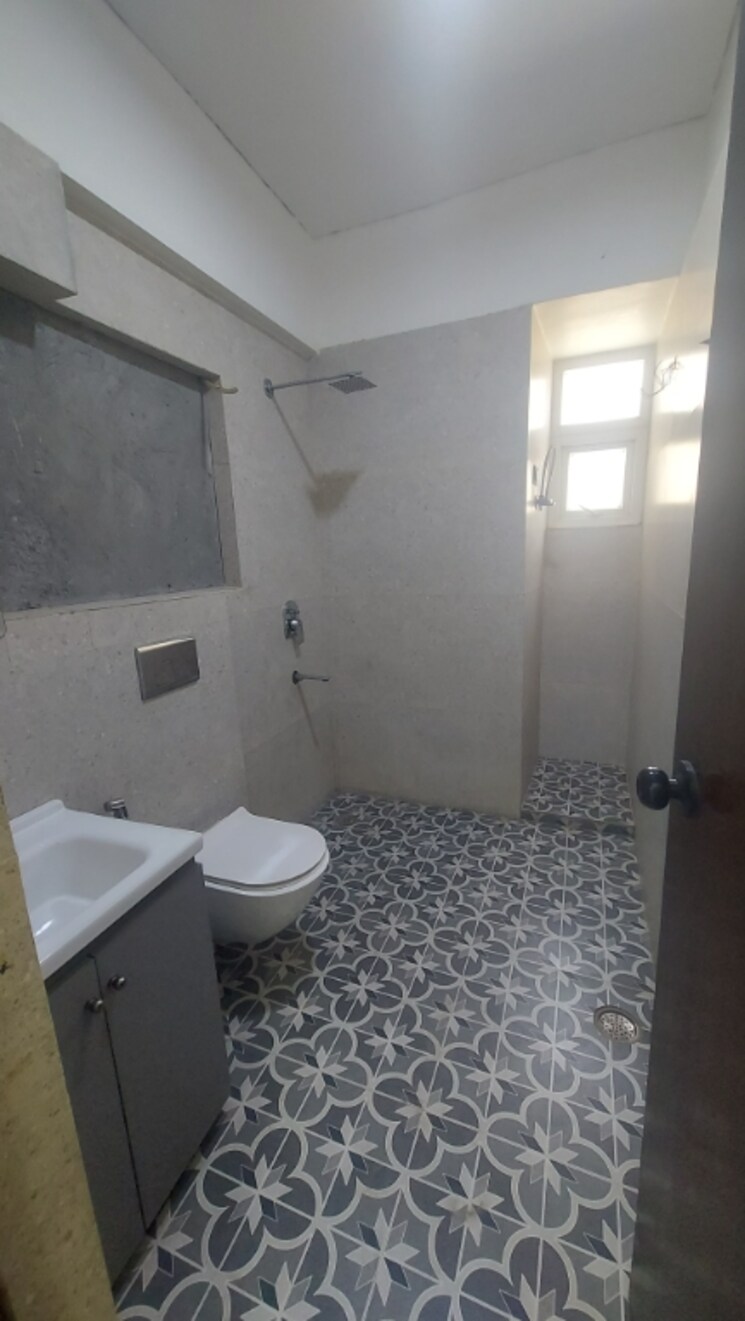 Bathroom, mayur vihar phase 1 extension 4 Bedroom 1650 Sq.Ft. Apartment In Mayur Vihar Phase 1 Extension Delhi 8536632