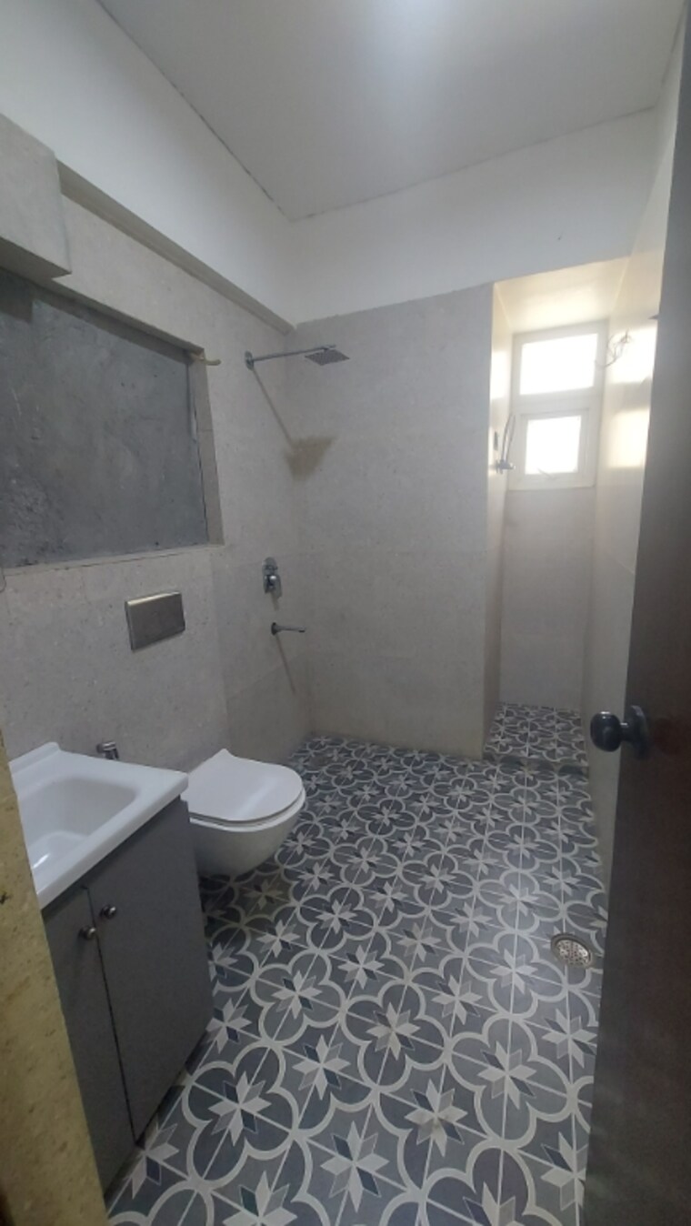 Bathroom, mayur vihar phase 1 extension 4 Bedroom 1650 Sq.Ft. Apartment In Mayur Vihar Phase 1 Extension Delhi 8536632