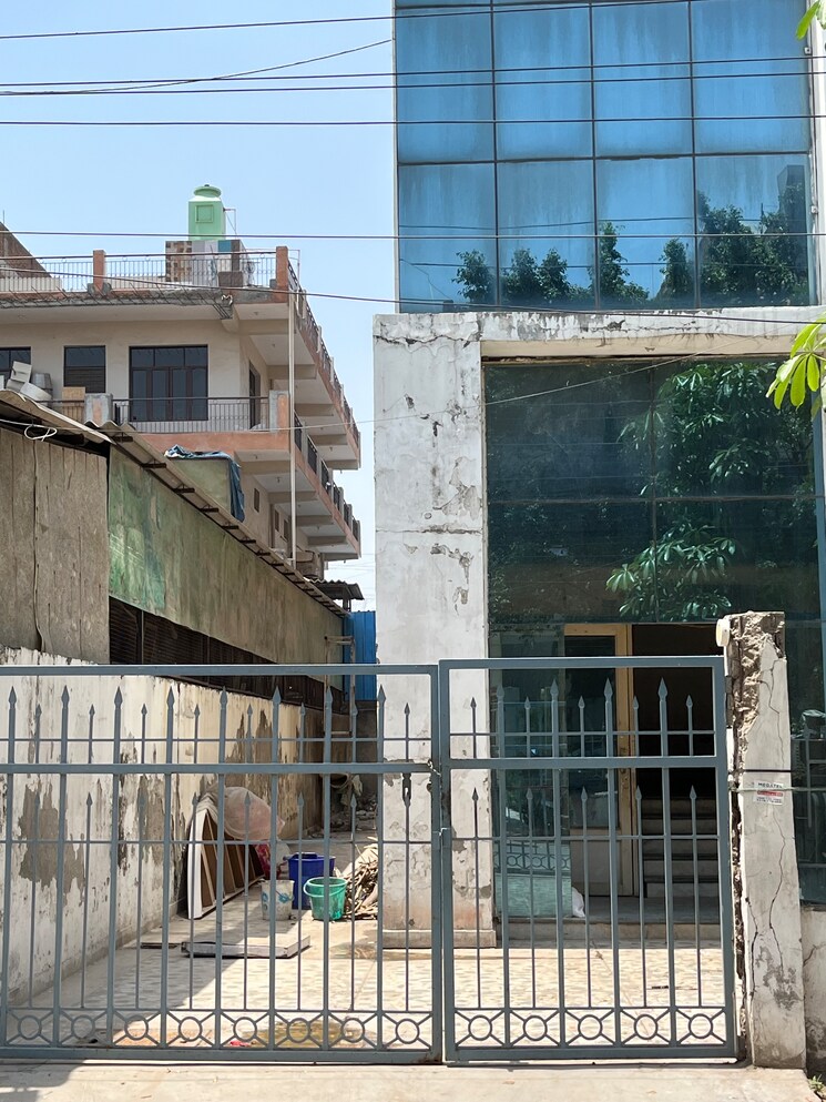 Balcony, sector 63 Commercial Office Space 250 Sq.Mt. In Sector 63 Noida 8527292