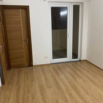 Room in 3.5 BHK Apartment at Tulip Yellow, Sector 69 – for Rent
