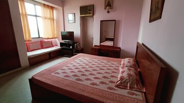 Bedroom in 3 BHK Builder Floor at DLF Silver Oaks, Sector 26 – for Rent
