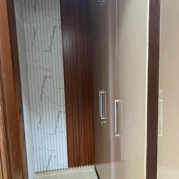 Building Lobby in 3 BHK Builder Floor at Sector 43 – for Rent