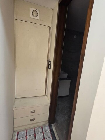Furnished Amenities in 2.5 BHK Apartment at Jagriti Enclave – for Rent