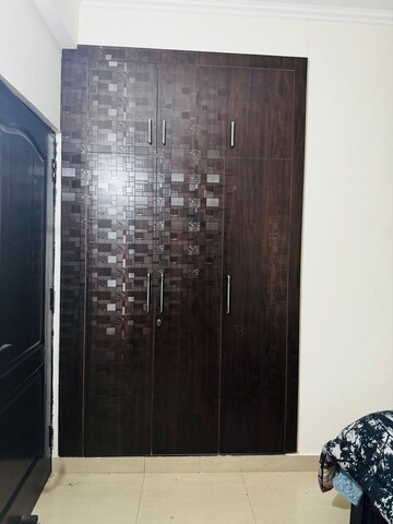 Furnished Amenities in 2.5 BHK Apartment at Amrapali Silicon City, Sector 76 – for Sale