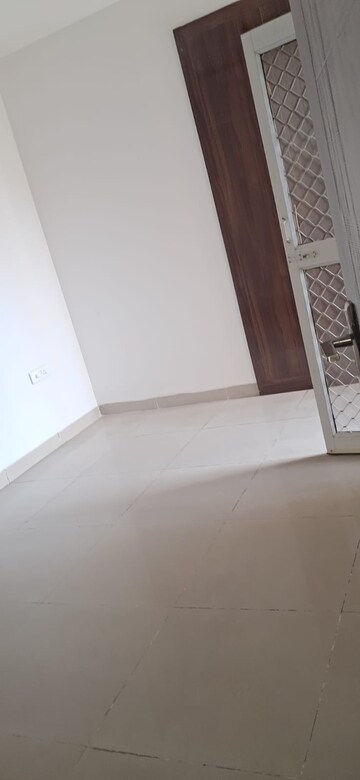 Room in 3 BHK Apartment at Ajnara Homes, Sector 16b Greater Noida – for Rent