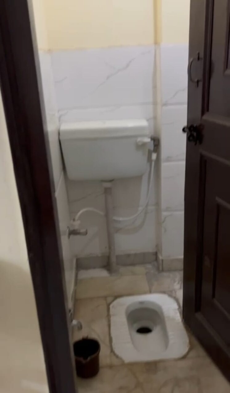 Bathroom, uttam nagar 1 Bedroom 27 Sq.Yd. Apartment In Uttam Nagar Delhi 8538252