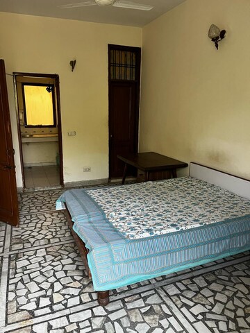 Bedroom in 2 BHK Builder Floor at Sector 38 – for Rent