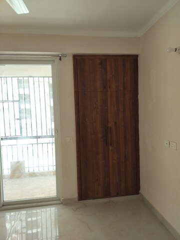 Room in 3 BHK Apartment at Amrapali Golf Homes, Sector 4, Greater Noida – for Rent