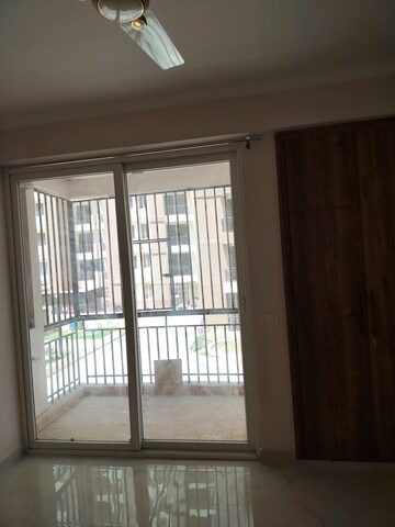 Room in 3 BHK Apartment at Amrapali Golf Homes, Sector 4, Greater Noida – for Rent