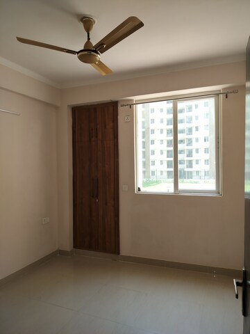 Room in 3 BHK Apartment at Amrapali Golf Homes, Sector 4, Greater Noida – for Rent