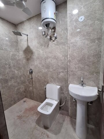 Bathroom in 1 BHK Builder Floor at Super Mart 1, Sector 27 – for Rent