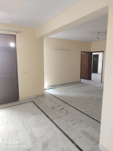 Room in 2 BHK Apartment at Ansal Sushant Apartments, Sushant Lok I – for Rent