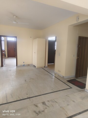 Room in 2 BHK Apartment at Ansal Sushant Apartments, Sushant Lok I – for Rent