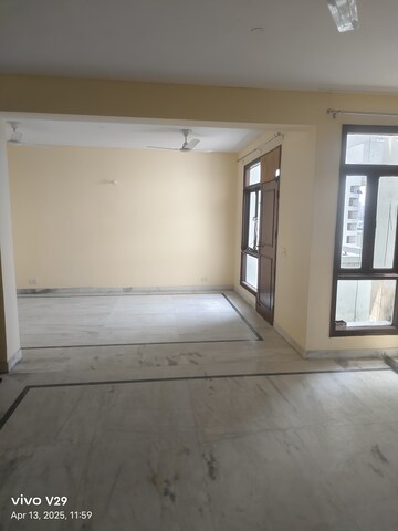 Room in 2 BHK Apartment at Ansal Sushant Apartments, Sushant Lok I – for Rent