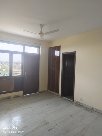 Room in 2 BHK Apartment at Ansal Sushant Apartments, Sushant Lok I – for Rent