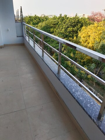 Balcony in 3 BHK Builder Floor at Tulip Mall, Sector 46 – for Rent