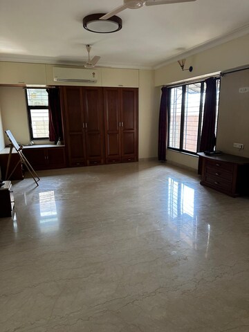 Room in 4 BHK Apartment at Mahim West – for Sale