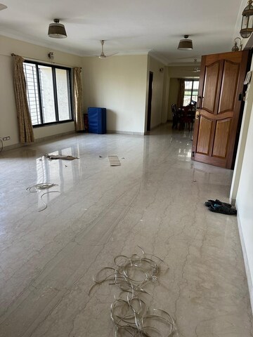 Room in 4 BHK Apartment at Mahim West – for Sale