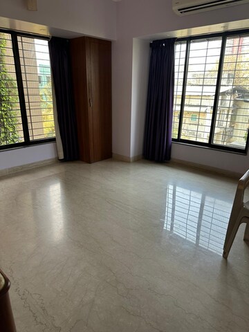 Room in 4 BHK Apartment at Mahim West – for Sale