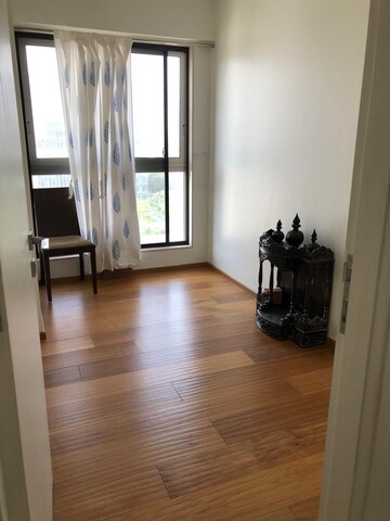 Room in 2.5 BHK Apartment at Godrej The Trees, Vikhroli East – for Rent