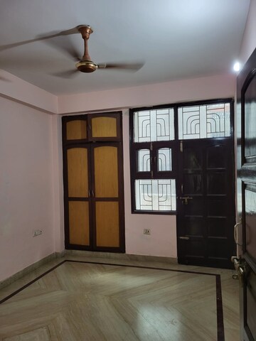 Room in 2.5 BHK Builder Floor at Tulip Mall, Sector 46 – for Rent