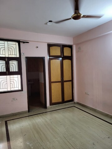 Room in 2.5 BHK Builder Floor at Tulip Mall, Sector 46 – for Rent