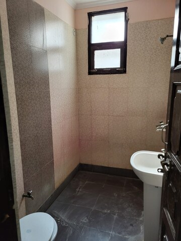 Bathroom in 2.5 BHK Builder Floor at Tulip Mall, Sector 46 – for Rent