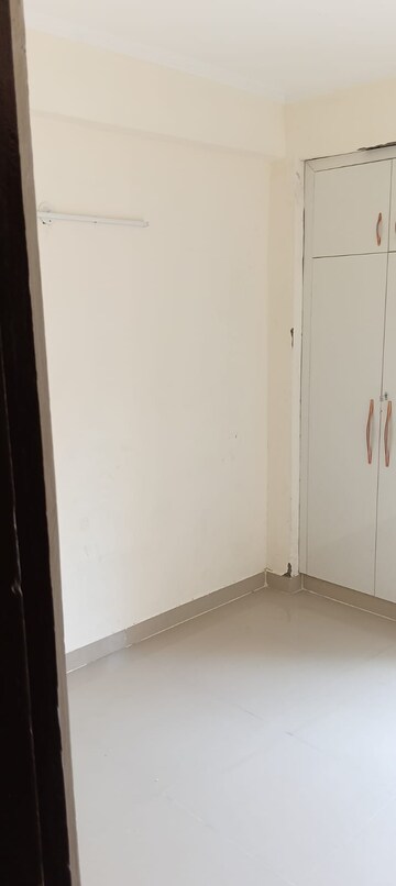 Room in 2.5 BHK Apartment at Amrapali Centurian Park, Tech Zone 4 Greater Noida – for Rent