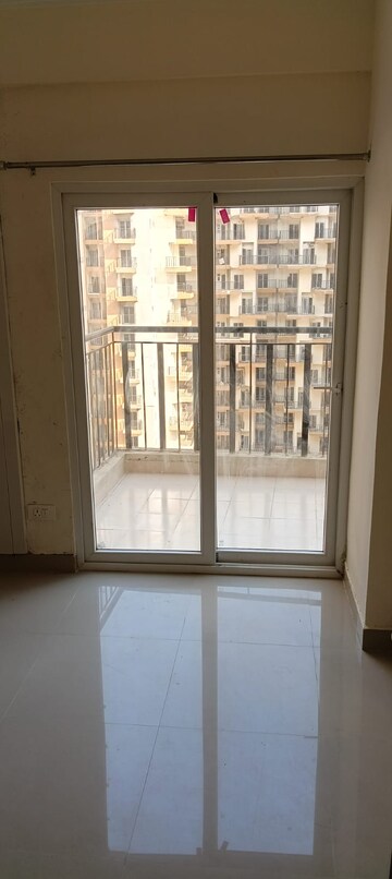 Room in 2.5 BHK Apartment at Amrapali Centurian Park, Tech Zone 4 Greater Noida – for Rent