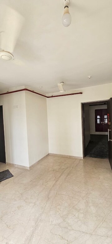 Room in 2 BHK Apartment at Kalpataru Paramount B, Kapur Bawdi – for Rent