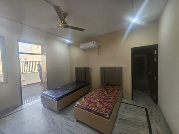 Room in  Pg at M I Road – for Rent
