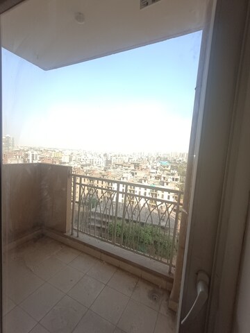 Room in 2.5 BHK Apartment at Mahagun Mywoods, Sector 16c Greater Noida – for Rent