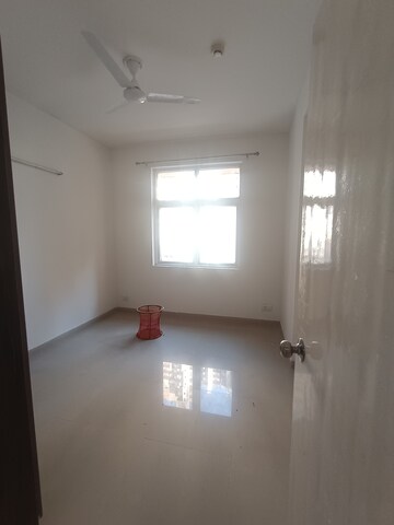 Room in 2.5 BHK Apartment at Mahagun Mywoods, Sector 16c Greater Noida – for Rent