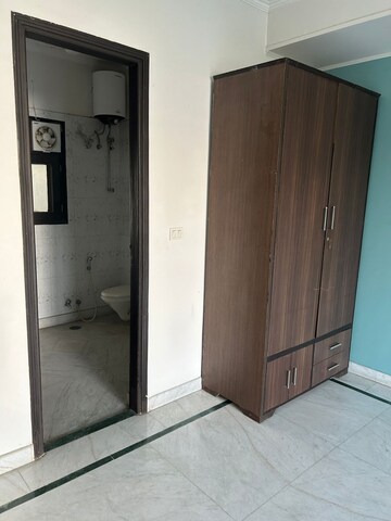 Room in 3 BHK Builder Floor at Nirvana Country – for Rent