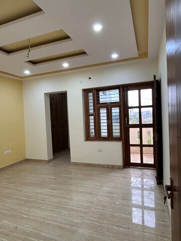 Room in 4 BHK Builder Floor at Sector 76 – for Rent
