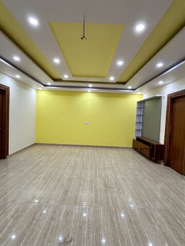 Room in 4 BHK Builder Floor at Sector 76 – for Rent