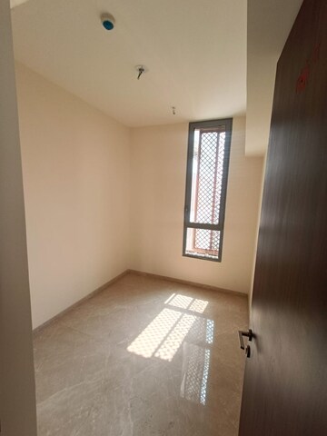 Room in 2 BHK Apartment at Piramal Vaikunth, Balkum Pada – for Rent