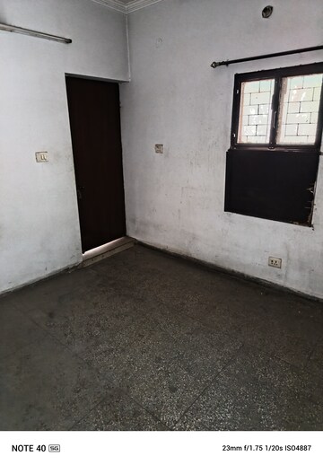 Room in 4 BHK Builder Floor at Shalimar Bagh – for Sale