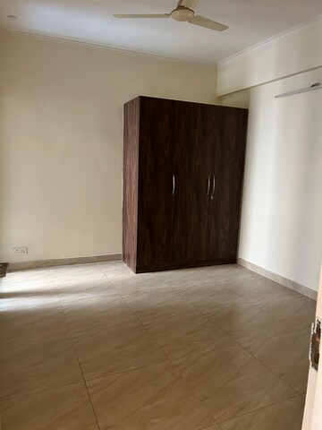 Room in 3 BHK Apartment at Sector 1 Greater Noida – for Rent