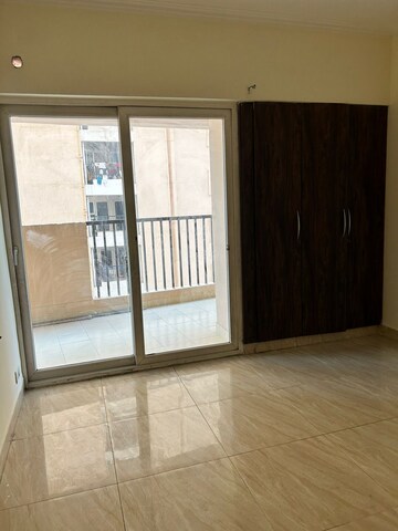 Room in 3 BHK Apartment at Sector 1 Greater Noida – for Rent